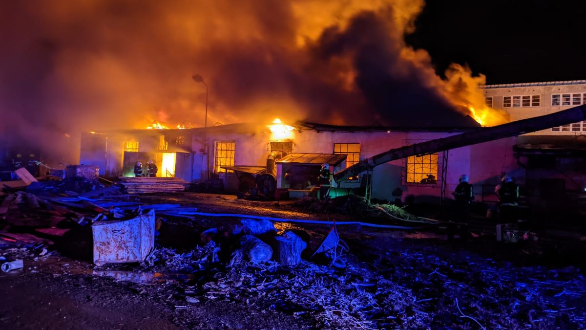 Po rozsáhlém požáru v Čelákovicích řeší celníci podezření z daňového úniku